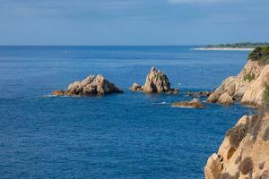 pedras e mar em a Mediterrâneo costa, costa brava Catalana foto