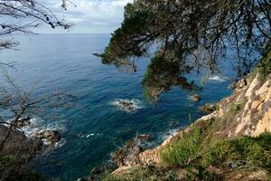 pedras e mar em a Mediterrâneo costa, costa brava Catalana foto