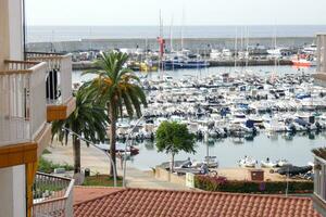 marina e pescaria porta dentro a Cidade do blanes em a catalão costa. foto