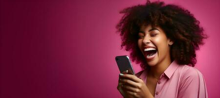 imagem do africano americano mulher sorridente enquanto falando em celular, ai generativo foto