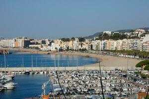 marina e pescaria porta dentro a Cidade do blanes em a catalão costa. foto