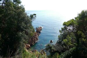 costa brava e caminho costeiro ao longo da costa acidentada do norte da catalunha, espanha foto