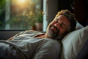 uma caucasião homem pacificamente dorme em uma cama sonhando alegremente foto