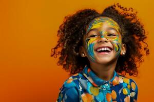 Hilário africano americano menina com face pintura em vibrante laranja pano de fundo foto