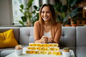 fêmea mãos seletivamente foco em feliz e Bravo face papel em sofá simbolizando mental saúde avaliação emocional inteligência foto