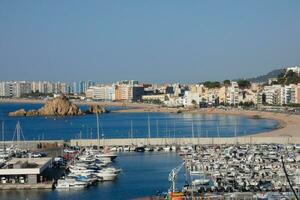 marina e pescaria porta dentro a Cidade do blanes em a catalão costa. foto