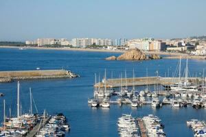 marina e pescaria porta dentro a Cidade do blanes em a catalão costa. foto