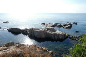 rochas e mar na costa brava catalã, mar mediterrâneo, mar azul foto