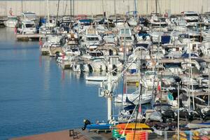 marina e pescaria porta dentro a Cidade do blanes em a catalão costa. foto