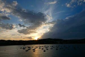 nuvens e efeitos de luz no céu ao amanhecer ou entardecer. foto