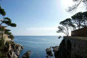 costa brava e caminho costeiro ao longo da costa acidentada do norte da catalunha, espanha foto