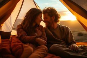 feliz casal piqueniques dentro uma barraca às a ribeirinha foto