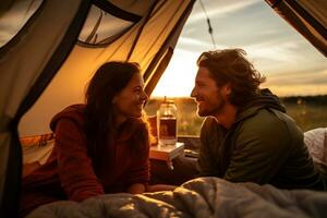 feliz casal piqueniques dentro uma barraca às a ribeirinha foto