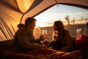 feliz casal piqueniques dentro uma barraca às a ribeirinha foto