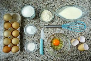 ovos, leite e outros produtos na mesa da cozinha. foto