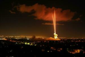 ferro cúpula interceptando foguetes sobre israelense cidades foto