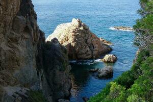 pedras e mar em a Mediterrâneo costa, costa brava Catalana foto