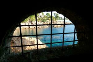 costa brava e caminho costeiro ao longo da costa acidentada do norte da catalunha, espanha foto