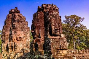 relevos de pedra nas torres do templo bayon em angkor thom foto