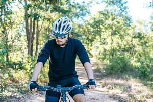 mão apertou o freio da bicicleta, empurrou a alavanca do freio na bicicleta foto