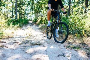 o homem andando de bicicleta em um caminho de montanha foto