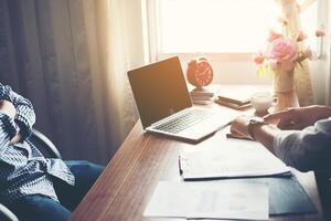 chefe falando com empresário sentado olhar para o relógio, atrasado para o trabalho. foto