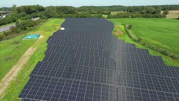 aéreo Visão do uma ampla solar parque para alternativo energia Produção. foto