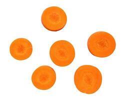 lindo laranja cenoura fatias isolado em branco fundo com recorte caminho foto
