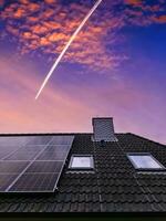 painéis solares produzindo energia limpa em um telhado de uma casa residencial foto