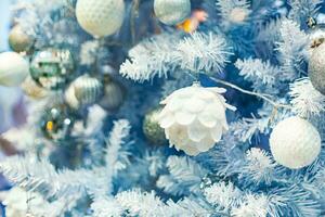 fechar acima do Natal árvore com branco enfeites. foto