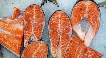 comida crua salmão peixe no gelo