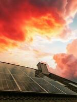 painéis solares produzindo energia limpa em um telhado de uma casa residencial foto