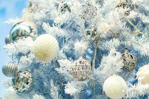 fechar acima do Natal árvore com branco enfeites. foto