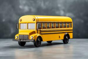 transporte e Educação conceito amarelo escola ônibus modelo em quadro-negro foto