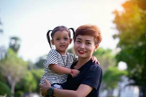 mãe e filha sorridente brilhantemente. horário de verão, dourado hora, pôr do sol. sstkhome foto