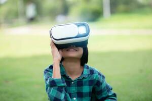 jovem menina criança criança jogar virtual realidade jogos aguarde vr óculos e surpreso. cyber espaço e virtual jogos .sstkhome foto