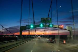 dirigindo sobre uma ponte de manhã cedo em sunriseac foto
