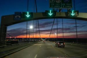 dirigindo sobre uma ponte de manhã cedo em sunriseac foto