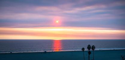 cenas em torno de santa monica califórnia ao pôr do sol no oceano pacífico foto