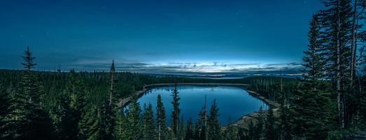 nascer do sol sobre o lago de yellowstone no parque nacional de yellowstone foto