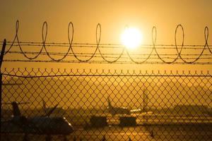 cerca de segurança ao redor do aeroporto internacional ao amanhecer foto