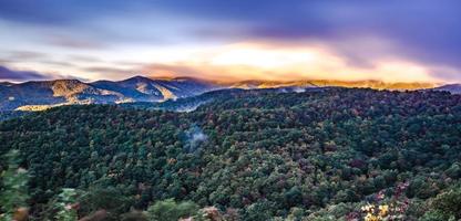 foto de nevoeiro de outono de manhã cedo na blue ridge parkway North Carolina