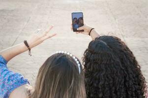 dois bonita meninas levando uma selfie, dois latim meninas sorridente e levando uma selfie, fêmea amizade conceito foto