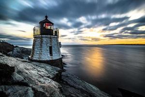 pôr do sol em newport rhode island no farol da colina do castelo foto