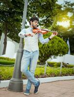 homem jogando violino dentro a rua. retrato do homem jogando violino dentro a rua. Jaqueta artista jogando violino ao ar livre, imagem do uma pessoa jogando violino ao ar livre foto