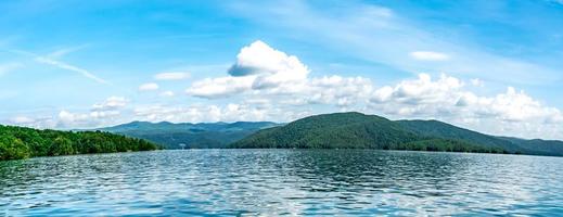 belas cenas de paisagens no lago jocassee carolina do sul foto