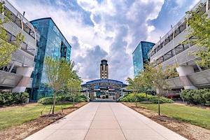 torre de controle de tráfego aéreo do aeroporto de charlotte e estacionamento foto