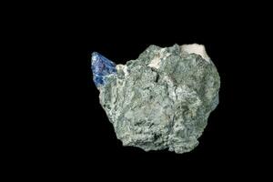macro mineral pedra bentorita em uma Preto fundo foto