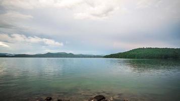 belas cenas de paisagens no lago jocassee carolina do sul foto