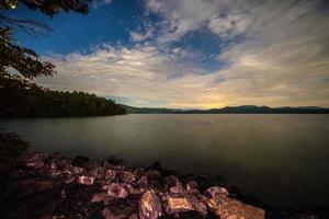 belas cenas de paisagens no lago jocassee carolina do sul foto